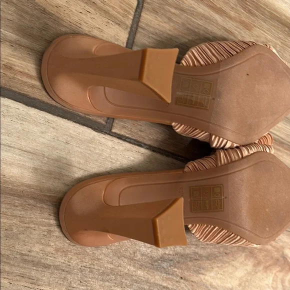 Dolce Vita Tan Heeled Mules with Knot Detail - Picture 4 of 4